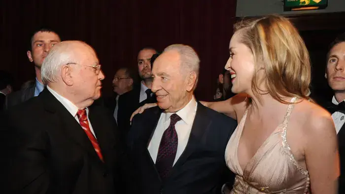 נשיא המדינה שמעון פרס, מיכאל גורבצ'וב ושרון סטון בחגיגות יום הולדתו ה-80 של מיכאיל גורבצ'וב, מרץ 2011