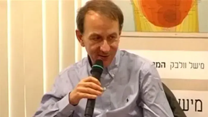 מישל וולבק במסיבת עיתונאים בישראל מישל וולבק במסיבת עיתונאים בישראל