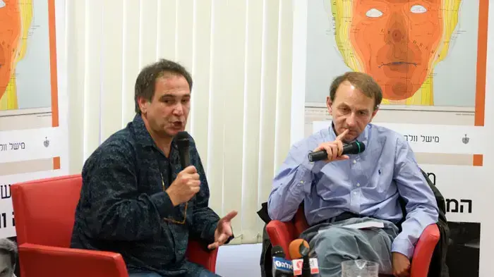 מסיבת עיתונאים עם הסופר מישל וולבק מסיבת עיתונאים עם הסופר מישל וולבק