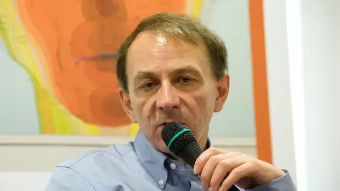 מסיבת עיתונאים עם הסופר מישל וולבק מסיבת עיתונאים עם הסופר מישל וולבק