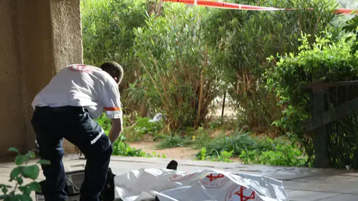 גופת גבר שנמצאה ברחוב בחדרה גופת גבר שנמצאה ברחוב בחדרה