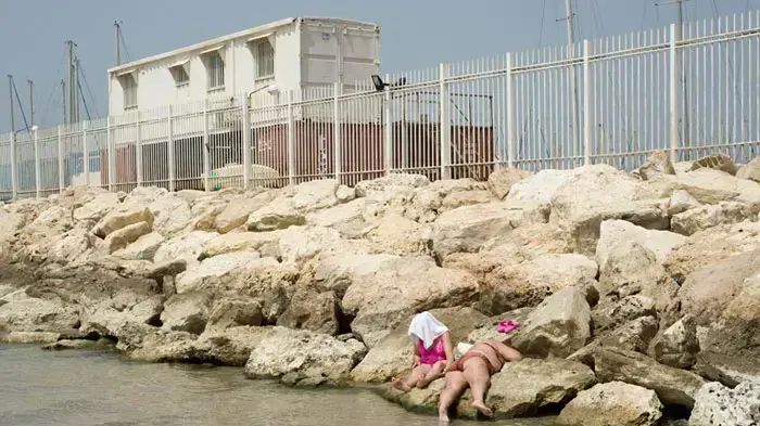 מתרחצים בחופי תל אביב בשרב הראשון, מרץ 2011