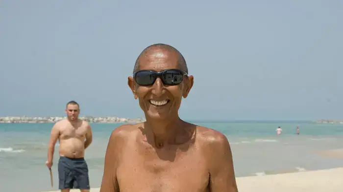 מתרחצים בחופי תל אביב בשרב הראשון, מרץ 2011