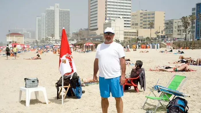 מתרחצים בחופי תל אביב בשרב הראשון, מרץ 2011