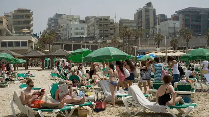 מתרחצים בחופי תל אביב בשרב הראשון, מרץ 2011