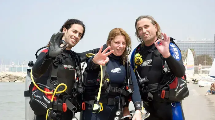 מתרחצים בחופי תל אביב בשרב הראשון, מרץ 2011