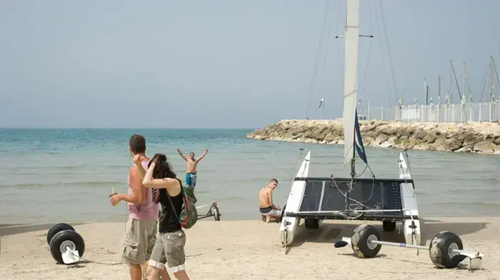 מתרחצים בחופי תל אביב בשרב הראשון, מרץ 2011