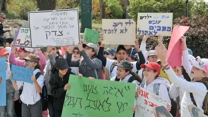 סדר פסח של ילדי ביבי, במחאה על מספר הילדים העניים הגבוה בישראל, אפריל 2011 סדר פסח של ילדי ביבי, במחאה על מספר הילדים העניים הגבוה בישראל, אפריל 2011