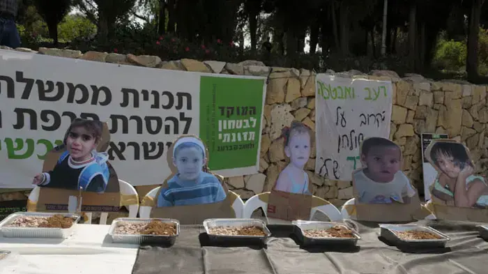 סדר פסח של ילדי ביבי, במחאה על מספר הילדים העניים הגבוה בישראל, אפריל 2011 סדר פסח של ילדי ביבי, במחאה על מספר הילדים העניים הגבוה בישראל, אפריל 2011