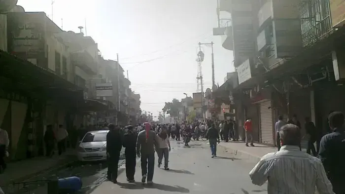 הפגנה נגד שלטונות סוריה, דומא, פרבר של דמשק, 1 באפריל 2011 הפגנה נגד שלטונות סוריה, דומא, פרבר של דמשק, 1 באפריל 2011