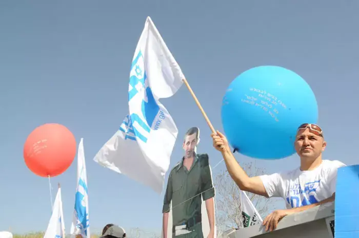 משפחת שליט תחריף המאבק: עצרת, צעדה והשבתת המשק