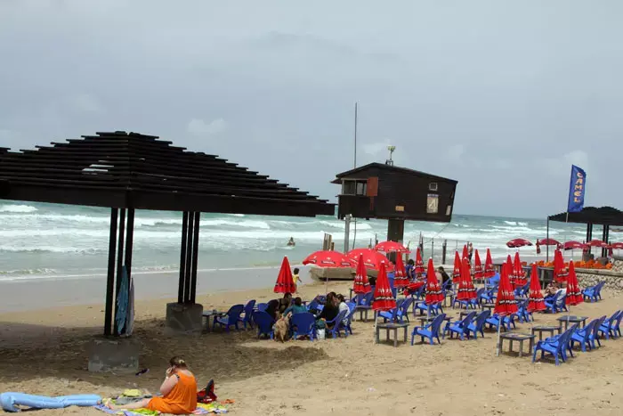 אישום: פלסטיני אנס צעירה שישנה ליד בן זוגה בים