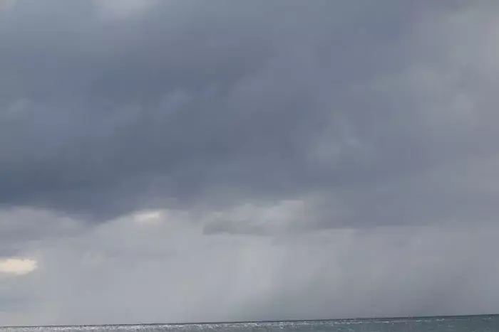 אורח מפתיע: גשם מקומי ירד באזור החוף ובשרון