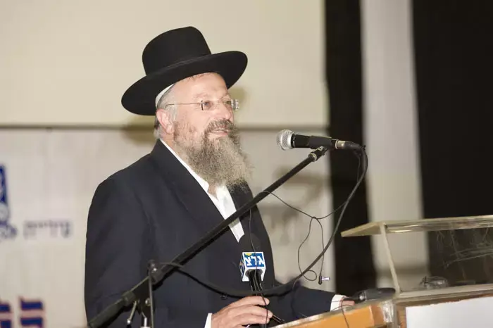בסביבת הרב אליהו לא נרתעים: "הוא נהג לפי ההלכה"