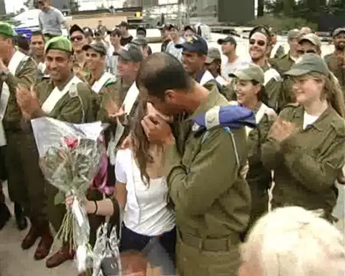 טבעת במקום דגל: צפו בחייל מציע נישואין