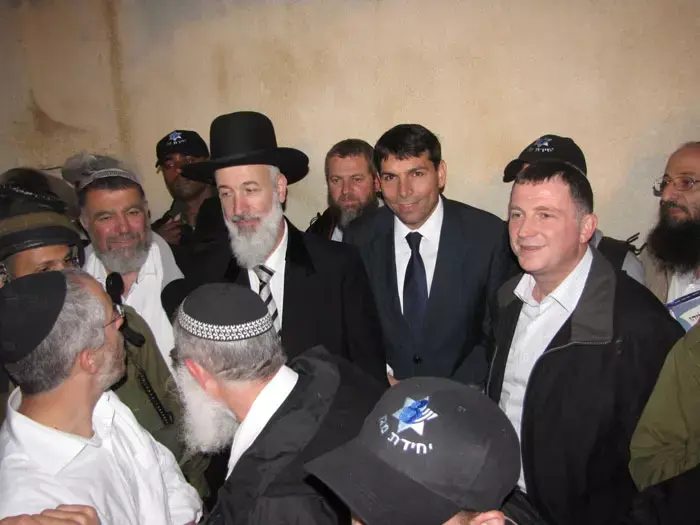הרב הראשי: "לאפשר יותר ביקורים בקברי צדיקים"