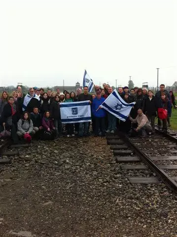 תלמידים מחיפה שבו מפולין: "עמודי הזיכרון החיים"