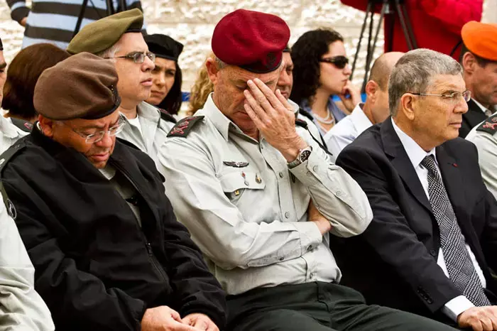 התרגשות ב"יד ושם": גנץ נחשף למסמכים של אמו