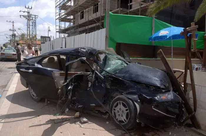 רכב התנגש באוטובוס והועף על בניין בב"ש - 12 נפצעו