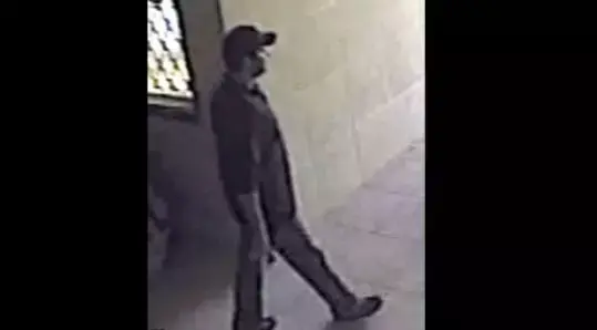 המשטרה: עיזרו בזיהוי גבר שביצע מעשה מגונה בבת 5
