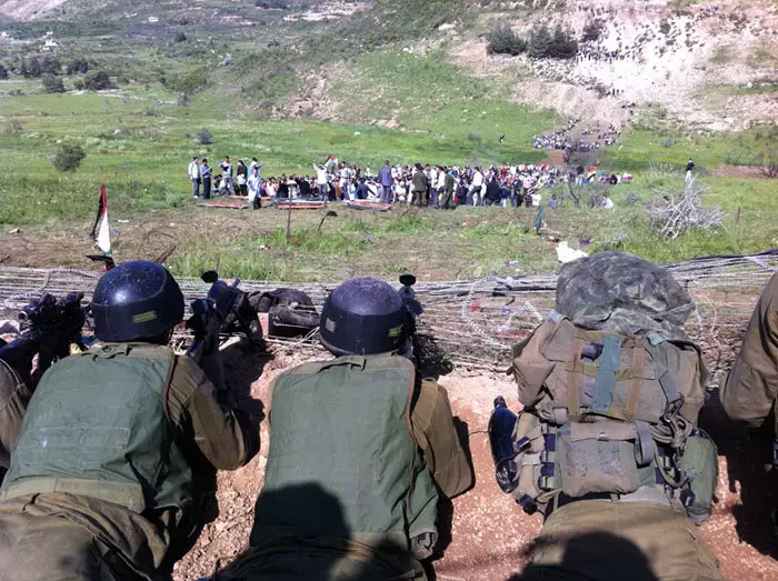 מתחמם בצפון? עשרות סורים הפגינו ליד מעבר קוניטרה
