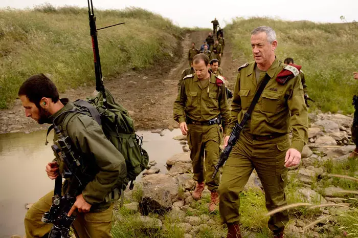 גנץ בכנסת: קשת האיומים עלינו נעה בין סכין לגרעין