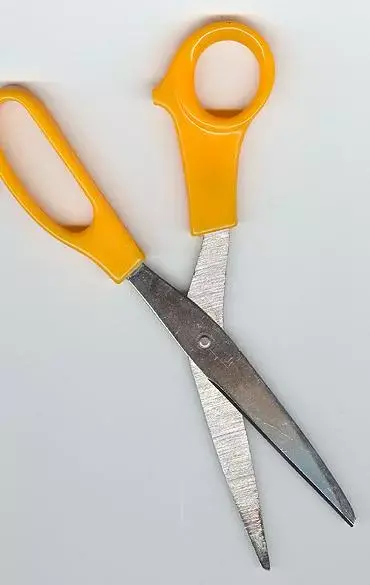 בגלל ויכוח: ילד בן 7 דקר חבר במספריים
