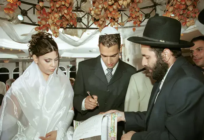 עשור לאסון ורסאי: רבנים נגד חתונות במבני פל-קל