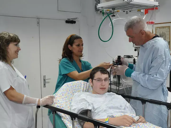 צעיר שאף משרוקית מתכת חדה, רופאים הצילו חייו