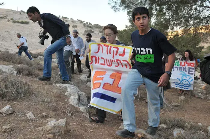 אלפים הפגינו ב-E1 בעד המשך הבנייה בשטחים