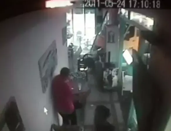 צפו: מונית שירות התרסקה אל תוך בית קפה בת"א