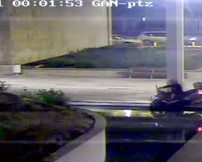 גנב את ההצגה: אופנוען נפל לבריכת כיכר הבימה