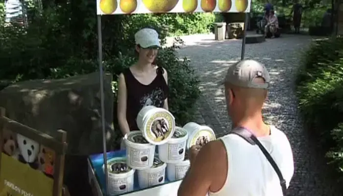 מזכרת ריחנית: גן חיות בפראג מוכר גללי פילים