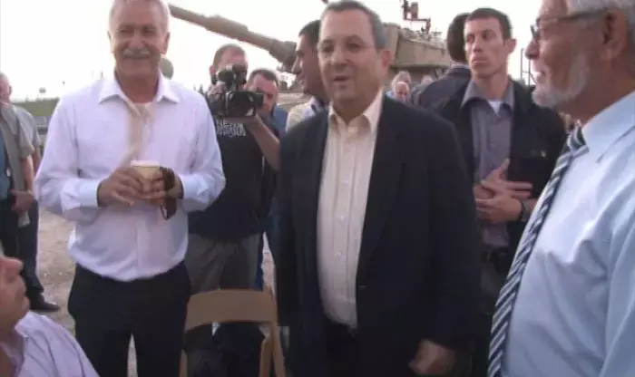 סערה בכוס: צפו בברק שופך קפה על ישראל חסון