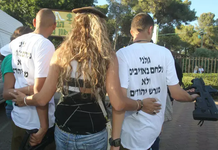 "מחאת הפינויים" בגולני: אייזנקוט חנן חמישה לוחמים