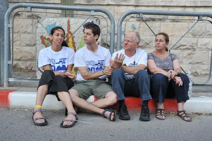 משפחה בשבי