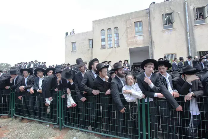 רבבות ליוו את הרב לפקוביץ' בדרכו האחרונה