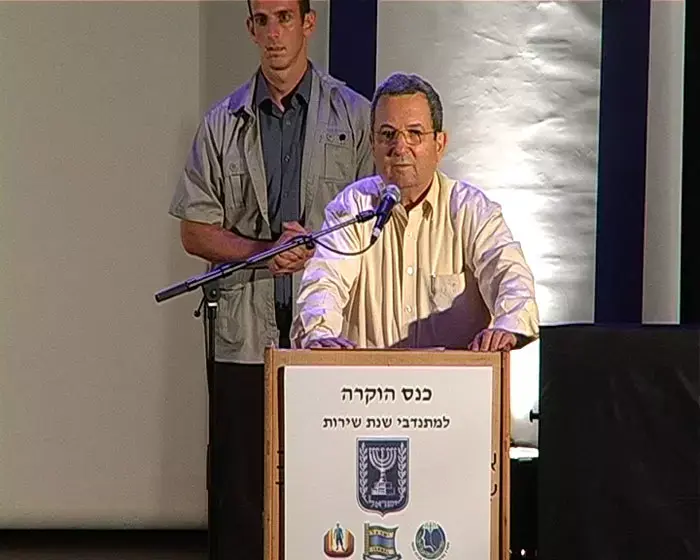 פעילים למען שליט קטעו את נאום השר ברק בתל אביב