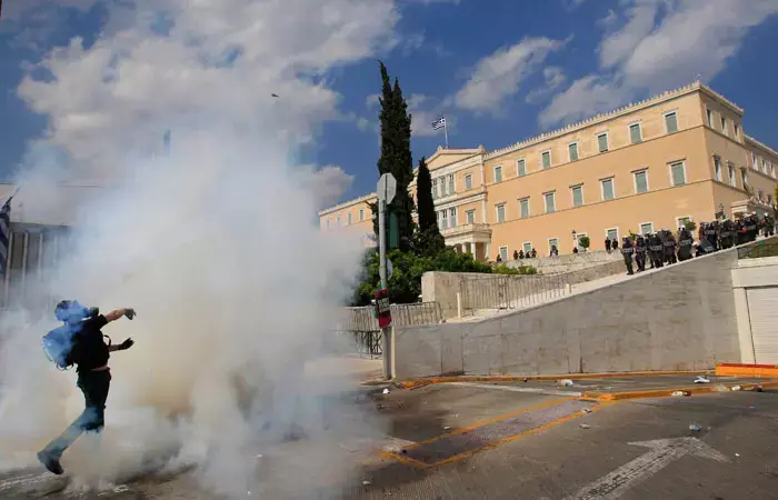 יומיים של קרבות רחוב באתונה: צפו בתמונות