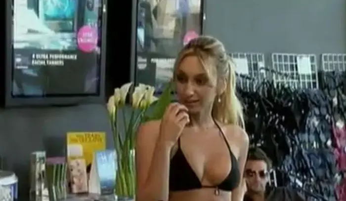 "חי בלה לה לנד": דודו אהרון ממציא את השפה האנגלית