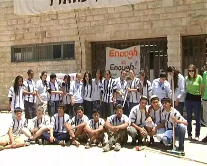 נערים "כלאו" עצמם במחאה: לשחרר את פולארד