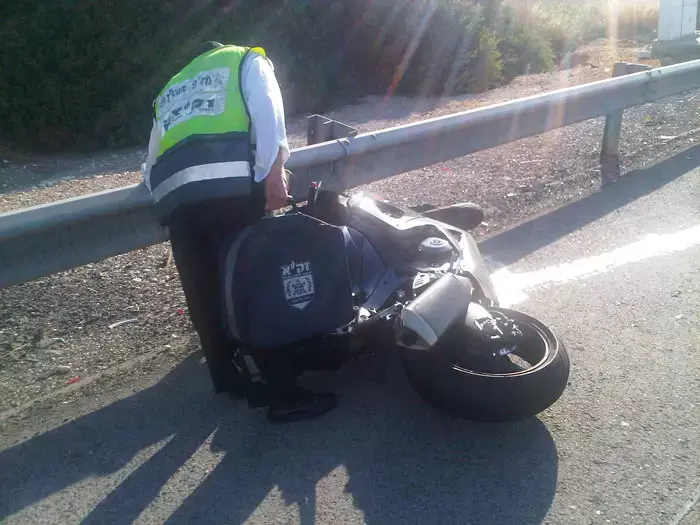 רוכב אופנוע נהרג בהתנגשות עם רכב פרטי בכביש 1