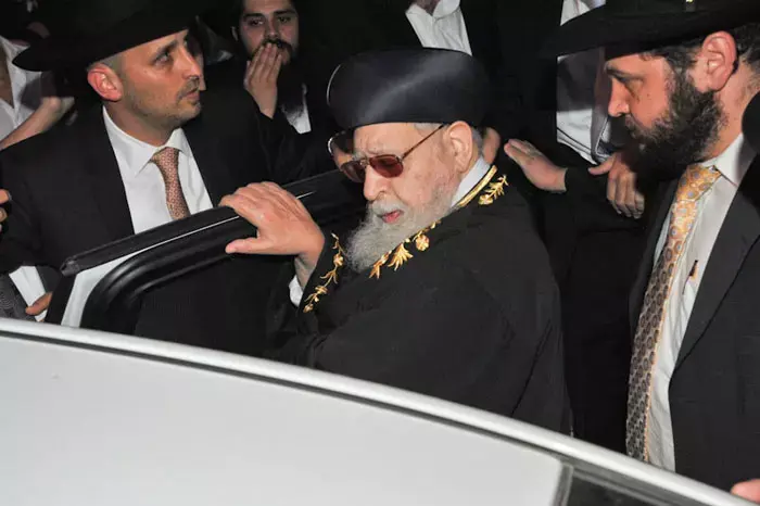 בצל החקירות: הרב עובדיה יוסף חיתן את נכדתו