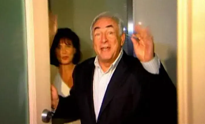 צפו: שטראוס-קאהן לא מצליח לפתוח את דלת ביתו