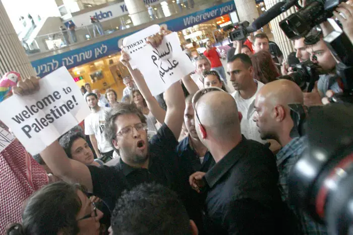 מטס המחאה: עשרות פעילים נחתו בנתב"ג ונלקחו לחקירה