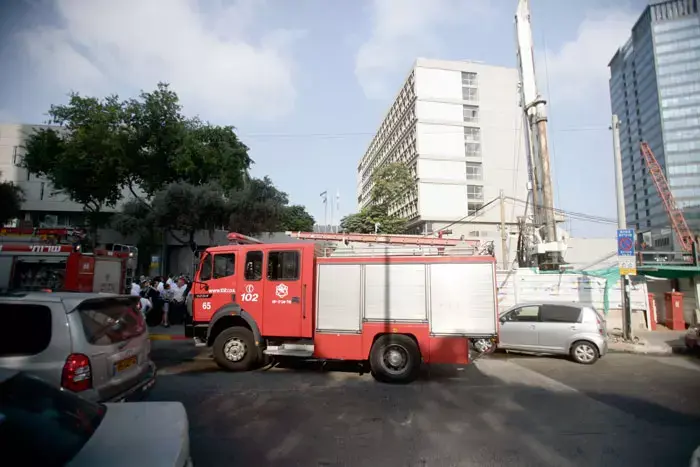 שריפה פרצה בבית המשפט המחוזי בת"א, חשד לקצר חשמלי