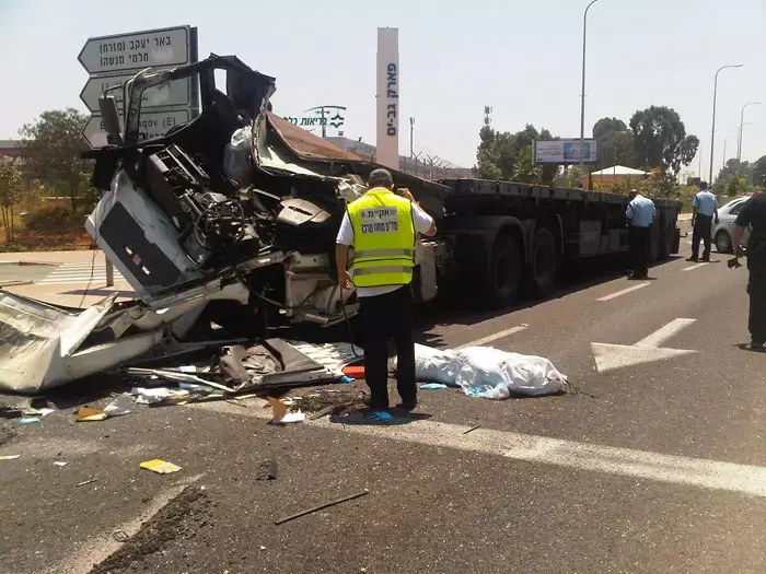 כביש החוף: נהג בן 24 ירד לצד הכביש ונדרס למוות