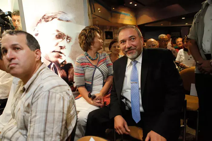 עם מי ייפגשו השגרירים? עמוס עוז וטרכטנברג