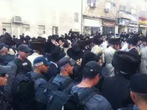 מאות חרדים מפגינים נגד חניון קרתא: שניים נעצרו