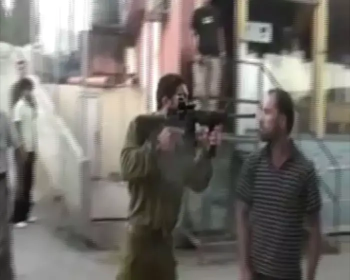 פלסטינים בבית אומר: מוחים נגד הקצין שכיוון נשק